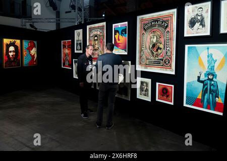 Milan, Italie. 15 mai 2024. Shepard Fairey s’entretient avec un visiteur lors de l’ouverture de l’exposition Obey : L’art de Shepard Fairey à Fabbrica del Vapore à Milan, en Italie, le 15 mai 2024. L’exposition est dédiée à Shepard Fairey, l’un des artistes les plus influents et reconnus internationalement. Avec son art, il contribue de manière significative à l’évolution du Street Art et de ses langages. (Photo de Mairo Cinquetti/NurPhoto) crédit : NurPhoto SRL/Alamy Live News Banque D'Images