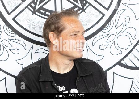 Milan, Italie. 15 mai 2024. Shepard Fairey est vu lors du vernissage de l'exposition Obey : The Art of Shepard Fairey à Fabbrica del Vapore à Milan, Italie, le 15 mai 2024. L’exposition est dédiée à Shepard Fairey, l’un des artistes les plus influents et reconnus internationalement. Avec son art, il contribue de manière significative à l’évolution du Street Art et de ses langages. (Photo de Mairo Cinquetti/NurPhoto) crédit : NurPhoto SRL/Alamy Live News Banque D'Images