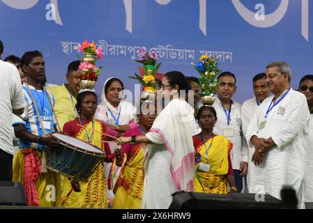 Kolkata, Bengale occidental, Inde. 14 mai 2024. Mamata Banerjee, ministre en chef du Bengale occidental et chef du Congrès Trinamool, s'adresse à la réunion publique précédant les élections générales indiennes à Serampore. (Crédit image : © Dipa Chakraborty/Pacific Press via ZUMA Press Wire) USAGE ÉDITORIAL SEULEMENT! Non destiné à UN USAGE commercial ! Banque D'Images