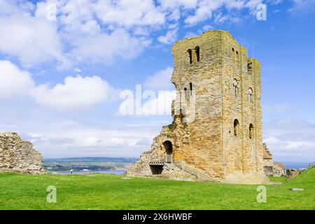 Château de Scarborough un XIIe siècle sur le sommet de la falaise au-dessus de la ville balnéaire de Scarborough North Yorkshire Angleterre GB Europe Banque D'Images