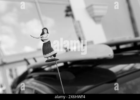 Danseuse de hula en jupe d'herbe et ornement d'antenne de voiture d'une danseuse de hula en jupe d'herbe à Ron Jon Surf Shop signe, Cocoa Beach, Floride, États-Unis. Banque D'Images