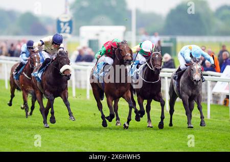 Mill Stream monté par William Buick (deuxième à droite) en route pour remporter les Duke of York Clipper Stakes 1895 le premier jour du Dante Festival 2024 à l'hippodrome de York. Date de la photo : mercredi 15 mai 2024. Banque D'Images