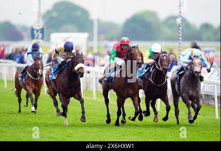 Mill Stream monté par William Buick (deuxième à droite) en route pour remporter les Duke of York Clipper Stakes 1895 le premier jour du Dante Festival 2024 à l'hippodrome de York. Date de la photo : mercredi 15 mai 2024. Banque D'Images