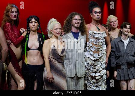 Sydney, Australie. 15 mai 2024. Les designers Katie-Louise Nicol-Ford (3ème l) et Lilian Nicol-Ford (2ème R) posent avec des mannequins après le spectacle Nicol & Ford lors de la Australian Fashion week 2024 à Carriageworks le 15 mai 2024 à Sydney, Australie crédit : IOIO IMAGES/Alamy Live News Banque D'Images