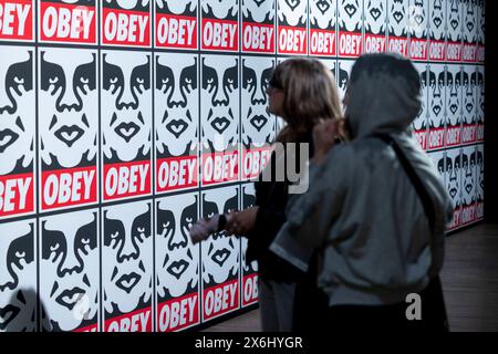 Inauguration de l'exposition Obey : L'art de Shepard Fairey à Fabbrica del Vapore à Milan, Italie, le 15 mai 2024. L’exposition est dédiée à Shepard Fairey, l’un des artistes les plus influents et reconnus internationalement. Avec son art, il a contribué de manière significative à l’évolution du Street Art et de ses langages. Banque D'Images