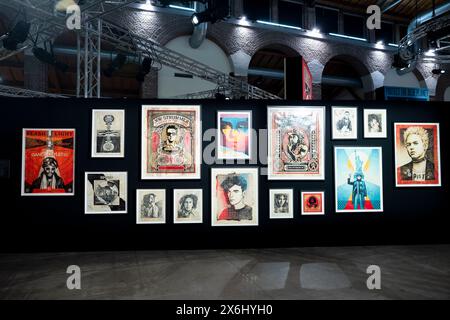 Inauguration de l'exposition Obey : L'art de Shepard Fairey à Fabbrica del Vapore à Milan, Italie, le 15 mai 2024. L’exposition est dédiée à Shepard Fairey, l’un des artistes les plus influents et reconnus internationalement. Avec son art, il a contribué de manière significative à l’évolution du Street Art et de ses langages. Banque D'Images