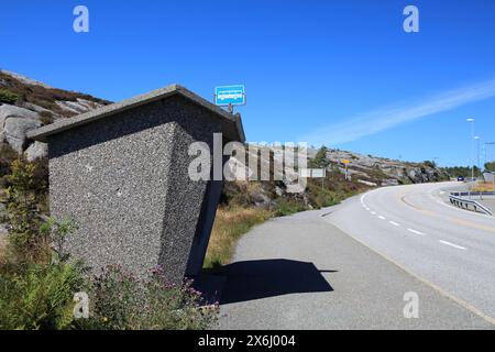 Arrêt de bus en Norvège fait de dalles de conglomérat de béton. Municipalité d'Oygarden dans le comté de Vestland. Banque D'Images