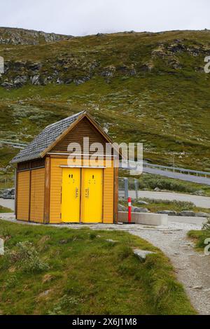 Toilettes publiques touristiques dans une aire de repos dans le parc national de Jotunheimen, Norvège. Banque D'Images