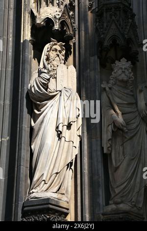 Statue de Moïse tenant dix commandements. Cologne Landmark, Allemagne. Site du patrimoine mondial de l'UNESCO en Allemagne - Cathédrale de Cologne. Banque D'Images