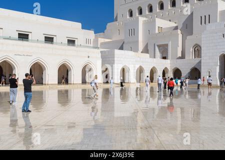 Muscat, Oman - 2 janvier 2024 : L'Opéra Royal, une merveille de design moderne imprégnée d'éléments traditionnels omanais. Banque D'Images