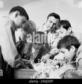 République socialiste de Roumanie dans les années 1970 Élèves pendant une classe dans une école professionnelle gouvernementale. Banque D'Images