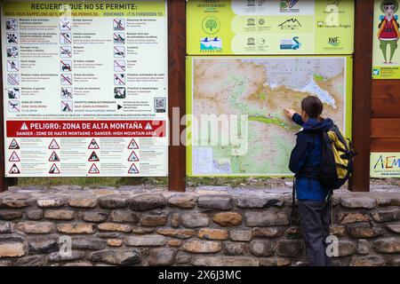 PYRÉNÉES, ESPAGNE - 25 SEPTEMBRE 2021 : points touristiques à la carte des sentiers de randonnée dans le parc national d'Ordesa y Monte Perdido dans les Pyrénées. Banque D'Images