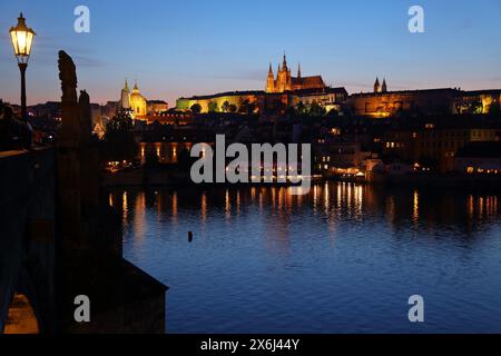 Horizon nocturne de Hradcany dans la ville de Prague, République tchèque. Paysage urbain juste après le coucher du soleil. Banque D'Images