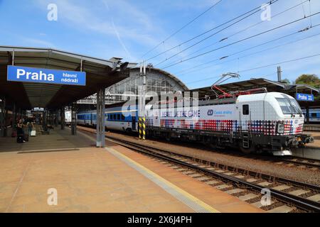 PRAGUE, RÉPUBLIQUE TCHÈQUE - 1er MAI 2024 : train de voyageurs Ceske Drahy CD à la gare de Prague (Praha Hlavni Nadrazi), République tchèque. Ceske Drahy est le principal Banque D'Images