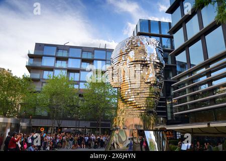 PRAGUE, RÉPUBLIQUE TCHÈQUE - 1er MAI 2024 : visite du monument de l'espace public Franz Kafka tête tournante par David Cerny dans le quartier New Town (Nove Mesto) de Banque D'Images