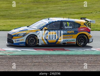 Vainqueur du championnat Ashley Sutton - Napa Racing UK - au volant de sa Ford Focus ST numéro 1 Donington Park Banque D'Images