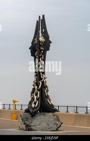 Redcar, North Yorkshire, Royaume-Uni. Sculpture de cisaillement par Ian Randall, sur l'Esplanade. Banque D'Images