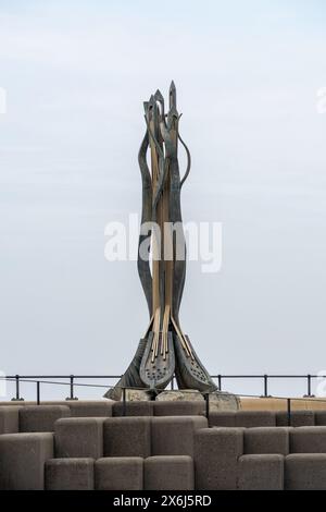 Redcar, North Yorkshire, Royaume-Uni. Sculpture de lignes de vie par Ian Randall, sur l'Esplanade dans la ville. Banque D'Images