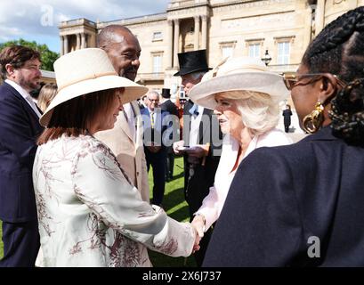 La reine Camilla accueille Sir Lenny Henry et sa partenaire Lisa Makin lors de la Sovereign's Creative Industries Garden Party au Buckingham Palace, à Londres, pour célébrer les industries créatives du Royaume-Uni. La Garden Party rassemblera environ 4 000 représentants de la culture, de l'art, du patrimoine, du cinéma, de la télévision, radio et mode. Date de la photo : mercredi 15 mai 2024. Banque D'Images