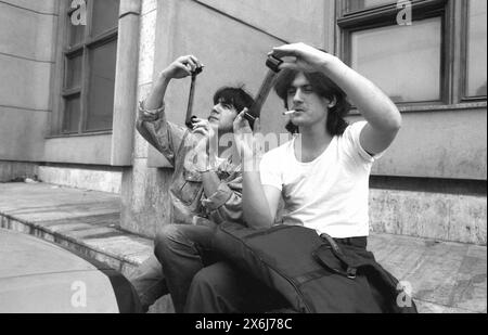 Bucarest, Roumanie, mai 1990. Des hommes qui regardent des rouleaux de film développés. Banque D'Images