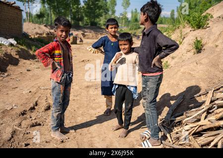 Budgam, Inde. 15 mai 2024. Les garçons locaux posent pour une photo par une journée ensoleillée. (Photo par Idrees Abbas/SOPA images/SIPA USA) crédit : SIPA USA/Alamy Live News Banque D'Images