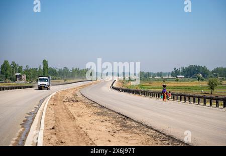 Budgam, Inde. 15 mai 2024. Un camion vu se déplaçant le long de l'autoroute par une journée ensoleillée. (Photo par Idrees Abbas/SOPA images/SIPA USA) crédit : SIPA USA/Alamy Live News Banque D'Images