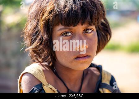 Budgam, Inde. 15 mai 2024. Une fille locale pose pour une photo par une journée ensoleillée. (Photo par Idrees Abbas/SOPA images/SIPA USA) crédit : SIPA USA/Alamy Live News Banque D'Images