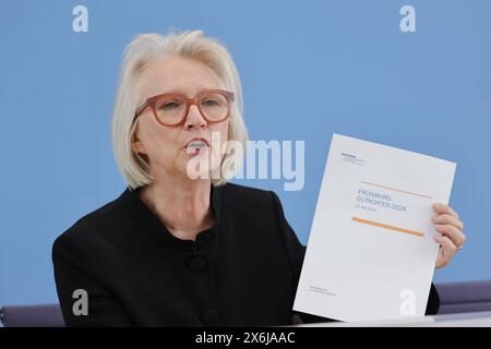 Prof. Doch.c. Monika Schnitzer, Vorsitzende, Deutschland, Berlin, Bundespressekonferenz, Thema : Vorstellung des Frühjahrsgutachten 2024 - Sachverständigenrat zur Begutachtung der gesamtwirtschaftlichen Entwicklung *** Prof Dr h c Monika Schnitzer, Présidente, Allemagne, Berlin, Conférence de presse fédérale, thème présentation du rapport de printemps 2024 Conseil allemand des experts économiques Banque D'Images