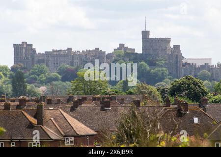 Dorney, Royaume-Uni. 15 mai 2024. Une vue brumeuse du château de Windsor à Windsor, Berkshire à travers les toits d'Eton Wick par une belle journée ensoleillée. Crédit : Maureen McLean/Alamy Live News Banque D'Images