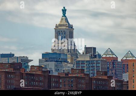 Tour néoclassique massive de Union Square, monument historique Consolidated Edison Building, vue au-dessus de Peter Cooper Village, vue depuis East River. Banque D'Images