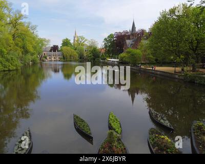 Traversée de la rivière pour une promenade à travers Bruges en Belgique Banque D'Images