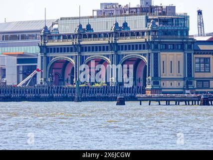 Le terminal des ferries de Whitehall, site emblématique des Beaux Arts, est maintenant utilisé par le ferry de Governors Island, et abrite également le lieu de l'événement Casa Cipriani New York. Banque D'Images