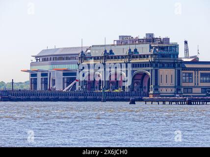 Le terminal des ferries de Whitehall, site emblématique des Beaux Arts, est maintenant utilisé par le ferry de Governors Island, et abrite également le lieu de l'événement Casa Cipriani New York. Banque D'Images