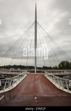 Le cycle surélevé 'Hovenring' / rond-point surélevé piéton, Eindhoven, pays-Bas. Banque D'Images