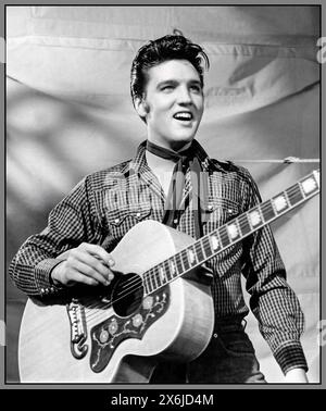 Elvis Presley avec sa guitare 1957. Photo promotionnelle studio pour promouvoir son film Loving You, mettant en vedette Elvis Presley Lizabeth Scott Wendy Corey, Hollywood USA Banque D'Images