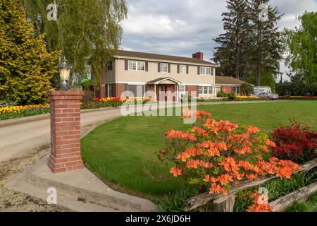 Une grande maison avec des plantations printanières dans la vallée de Skagit, Washington, États-Unis. Banque D'Images