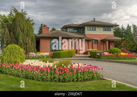 Une grande maison avec des plantations printanières dans la vallée de Skagit, Washington, États-Unis. Banque D'Images