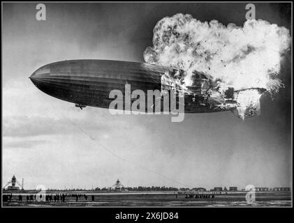 La catastrophe de Hindenburg Zeppelin est un accident de dirigeable survenu le 6 mai 1937 dans le canton de Manchester, New Jersey, États-Unis le LZ 129 Hindenburg (Luftschiff Zeppelin #129 ; immatriculation : d-LZ 129) était un dirigeable rigide commercial allemand transportant des passagers, le navire principal de la classe Hindenburg, la plus longue classe d'engin volant et le plus grand dirigeable par volume d'enveloppe, il a été conçu et construit par la société Zeppelin (Luftschiffbau Zeppelin GmbH) et a été exploité par la compagnie aérienne allemande Zeppelin (Deutsche Zeppelin-Reederei). Il a été nommé d'après le maréchal Paul von Hindenburg. Banque D'Images