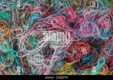 pile de fils à coudre colorés enchevêtrés texture de fond, abstrait pris d'en haut en plein cadre Banque D'Images