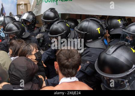 Barcelone, Espagne. 15 mai 2024. Une action surprise au bureau des affaires étrangères de la Generalitat se termine par une charge policière, des manifestants pro-palestiniens protestent contre la collaboration entre la Catalogne et Israël en matière commerciale. Una Acción sorpresa en la oficina de asuntos exteriores de la Generalitat termina en carga policial, los manifantes pro-palestinos protestan por la colaboración entre Cataluña e Israel en materia comercial. Actualités politiques - Barcelone, Espagne mercredi 15 mai 2024 (photo par Eric Renom/LaPresse) crédit : LaPresse/Alamy Live News Banque D'Images