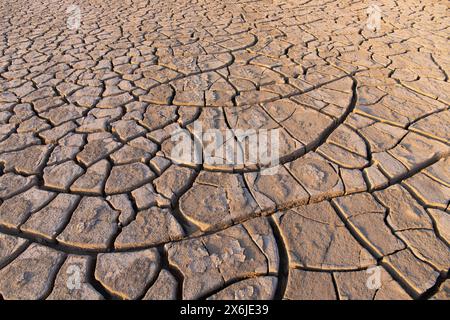 Fissures volcaniques dans l'argile sur le sol. Azerbaïdjan. Banque D'Images