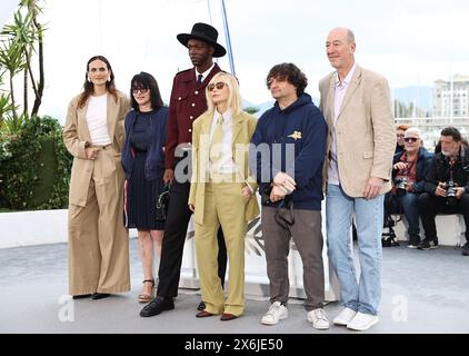 Cannes, France. 15 mai 2024. Emmanuelle Beart (3ème R) et Baloji (3ème l), co-présidentes du jury de la Camera d'Or, et membres du jury de la Camera d'Or posent lors d'un appel photo à la 77ème édition du Festival de Cannes à Cannes, le 15 mai 2024. Crédit : Gao Jing/Xinhua/Alamy Live News Banque D'Images