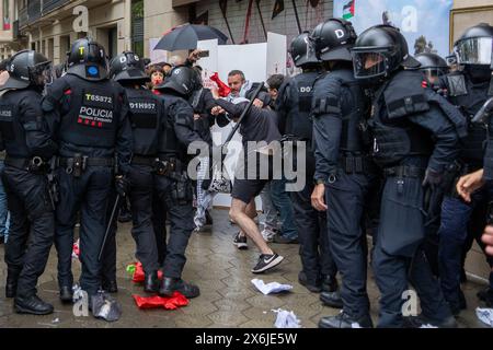 Barcelone, Espagne. 15 mai 2024. Une action surprise au bureau des affaires étrangères de la Generalitat se termine par une charge policière, des manifestants pro-palestiniens protestent contre la collaboration entre la Catalogne et Israël en matière commerciale. Una Acción sorpresa en la oficina de asuntos exteriores de la Generalitat termina en carga policial, los manifantes pro-palestinos protestan por la colaboración entre Cataluña e Israel en materia comercial. Actualités politiques - Barcelone, Espagne mercredi 15 mai 2024 (photo par Eric Renom/LaPresse) crédit : LaPresse/Alamy Live News Banque D'Images