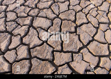 Fissures volcaniques dans l'argile sur le sol. Azerbaïdjan. Banque D'Images