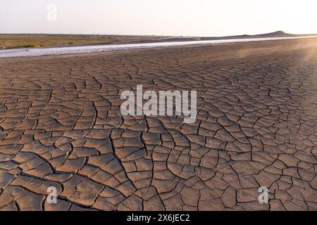 Fissures volcaniques dans l'argile sur le sol. Azerbaïdjan. Banque D'Images