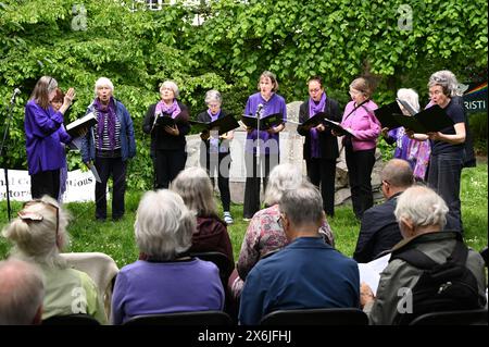 LONDRES, ANGLETERRE, Royaume-Uni - 15 MAI 2024 : le 15 mai, Sue Gilmurray et Raised Voices Choir, qui pensent-ils être? Chanter au souvenir ceux qui ont refusé de se battre pour commémorer les objecteurs de conscience, passés et présents, chaque année. Partout dans le monde, de nombreuses personnes sont emprisonnées ou forcées de fuir leur pays d’origine pour avoir refusé de rejoindre les forces armées à Tavistock Square, Londres, Royaume-Uni. Crédit : Voir Li/Picture Capital/Alamy Live News Banque D'Images