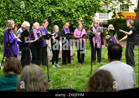 LONDRES, ANGLETERRE, Royaume-Uni - 15 MAI 2024 : le 15 mai, Song from Sue Gilmurray and Raised Voices Choir, The One Who Said No, chantant chaque année au Remembering Those Who refuse de se battre pour commémorer les objecteurs de conscience, passés et présents. Partout dans le monde, de nombreuses personnes sont emprisonnées ou forcées de fuir leur pays d’origine pour avoir refusé de rejoindre les forces armées à Tavistock Square, Londres, Royaume-Uni. Crédit : Voir Li/Picture Capital/Alamy Live News Banque D'Images