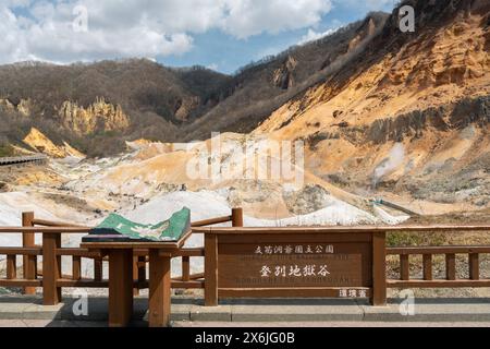 Noboribetsu, Hokkaido, Japon - 24 avril 2023 : vue de la vallée de l'enfer de Jigokudani Banque D'Images