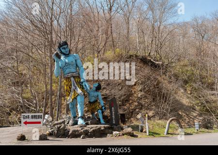 Noboribetsu, Hokkaido, Japon - 24 avril 2023 : statue de démon de la vallée de l'enfer de Jigokudani Banque D'Images