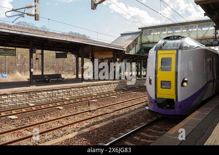 Noboribetsu, Hokkaido, Japon - 24 avril 2023 : gare ferroviaire et train de Noboribetsu Banque D'Images